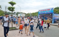 Hàng vạn du khách tham gia Lễ hội du lịch biển Hà Tĩnh