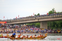 Hơn 100 tay chèo tranh tài đua thuyền trên sông Cửa Sót