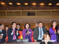 Đoàn Việt Nam vỗ tay chào mừng chiến thắng sau tiếng gõ búa của  Chủ tịch hội nghị chính thức vinh danh dân ca Ví, Giặm Nghệ Tĩnh.  (Ảnh: Bích Hà/Vietnam+)