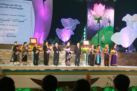 Lãnh đạo Đảng, Nhà nước tặng hoa cho bà Katherine Muller Marin và lãnh đạo, nghệ nhân 2 tỉnh Nghệ An - Hà Tĩnh