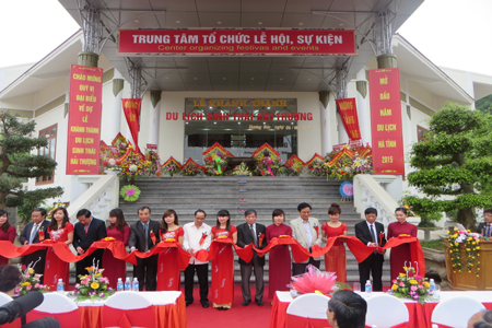 Các đại biểu và chủ đầu tư cắt băng khánh thành Khu DLST Hải Thượng