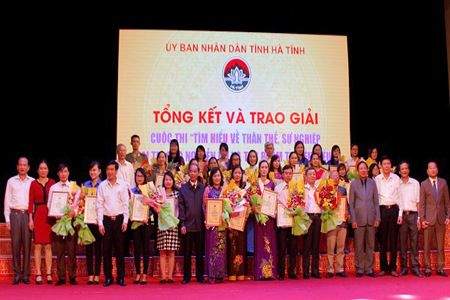 Lãnh đạo tỉnh Hà Tĩnh và Ban tổ chức chụp hình lưu niệm với các tác giải đạt giải