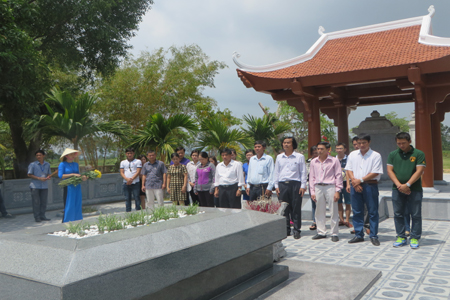 Thắp hương tại khu mộ Đại thi hào Nguyễn Du