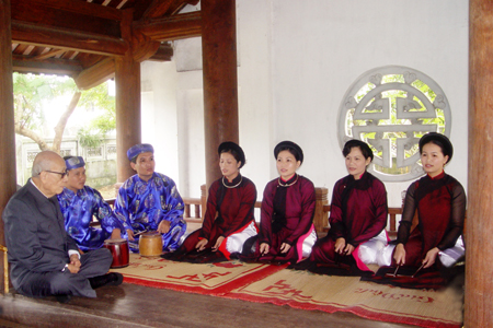 Nghệ nhân Dương Thị Xanh biểu diễn ca trù tại Đền thờ Nguyễn Công Trứ