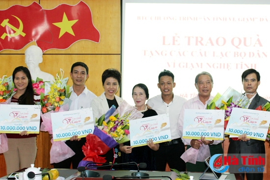 BTC chương trình "Ân tình ví giặm" Đà Nẵng trao quà cho đại diện 5 CLB dân ca ví, giặm ở Hà Tĩnh