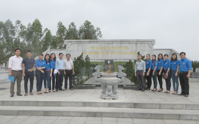 Đoàn TN Trung tâm QBXTVHDL dâng hương tại Khu mộ Cố TBT Hà Huy Tập, Ảnh: Quỳnh Trang
