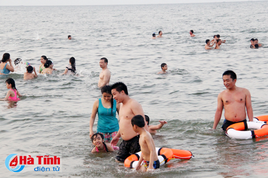 Du khách đến biển Thiên Cầm vẫn tăng mạnh trong đợt nghỉ lễ 30/4 năm nay