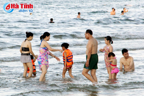 Lượng khách đến tắm biển Thạch Bằng tăng mạnh so với đầu mùa.