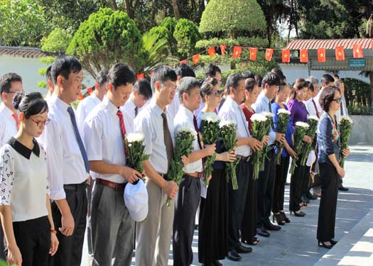 Đoàn công tác của tỉnh Bắc Giang dâng hương tại Khu di tích Ngã ba Đồng Lộc