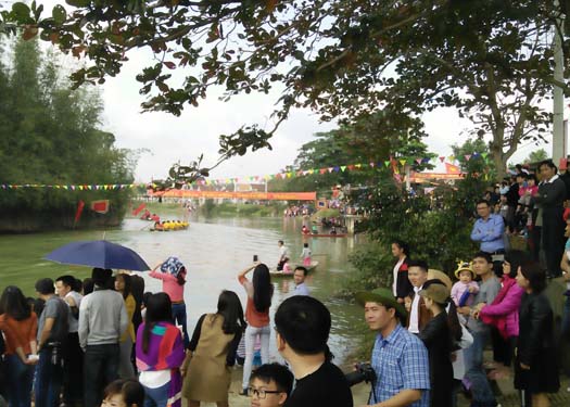 Vui hội đua thuyền truyền thống trên sông Minh