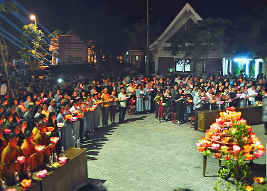 Lễ cầu siêu trước nhà thờ Minh Tự. Ảnh: Đinh Nho Lý