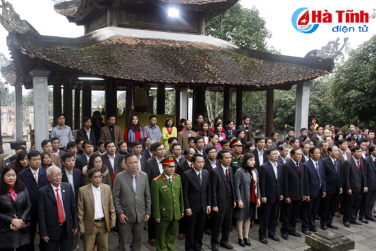 Lãnh đạo tỉnh cùng các đại biểu dâng hương tưởng niệm Hải Thượng Lãn Ông tại khu mộ Đại danh y