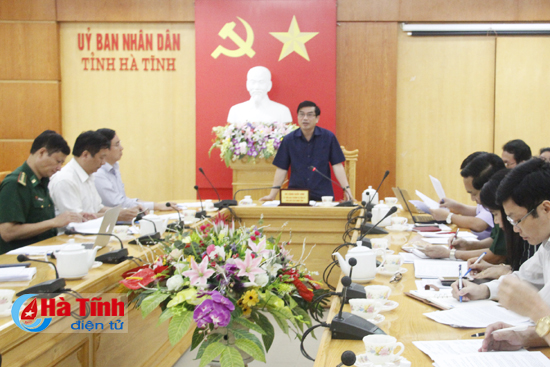 Phó Chủ tịch UBND tỉnh Đặng Quốc Vinh phát biểu tại cuộc họp