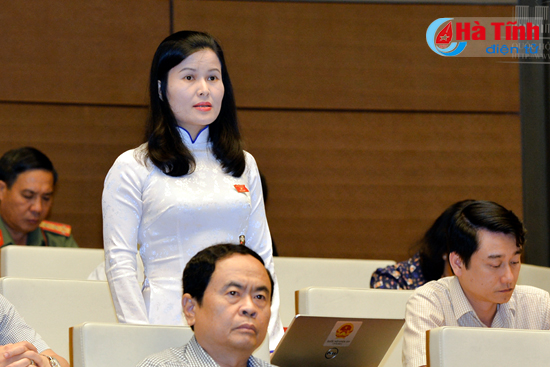 Đại biểu Bùi Thị Quỳnh Thơ phát biểu thảo luận