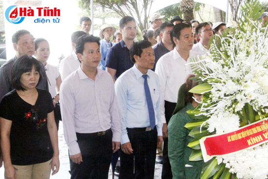 Đoàn dâng hoa, thắp hương tại Nhà tưởng niệm TNXP toàn quốc...