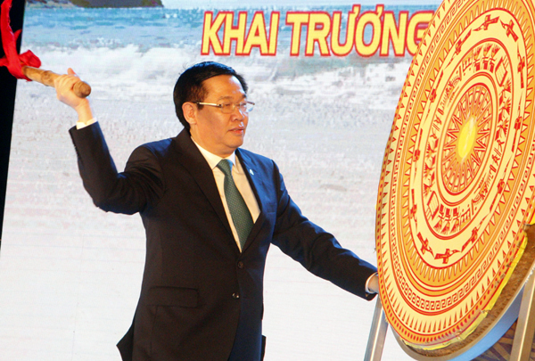 Phó Thủ tướng Chính phủ Vương Đình Huệ đánh trống khai trương mùa du lịch biển Hà Tĩnh năm 2018