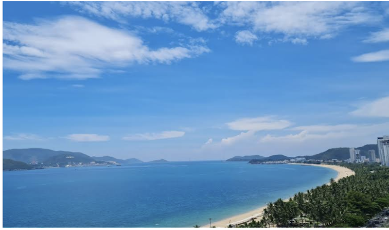 Bãi biển Trần Phú nổi bật với làn nước trong xanh, bờ cát dài và hàng dừa xanh mát | Nguồn: Traveloka