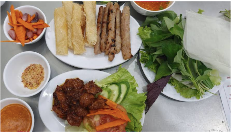 Những xiên nem nướng thơm lừng ăn kèm rau sống và nước chấm đặc trưng tạo nên hương vị khó quên | Nguồn: Gmap