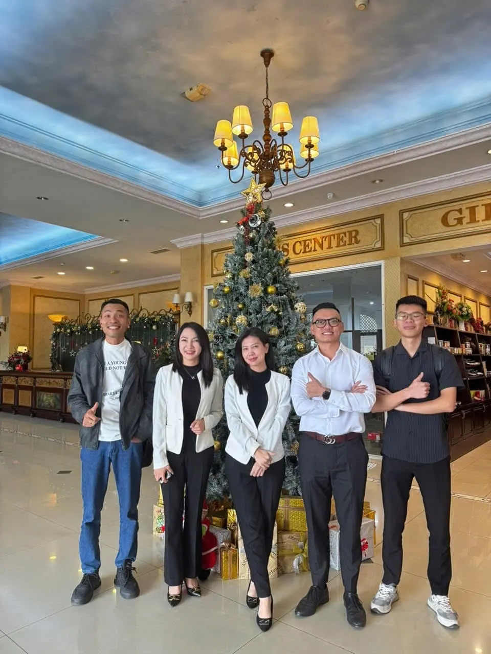 Phạm Hữu Thông cùng đại diện quản lý Sammy Hotel