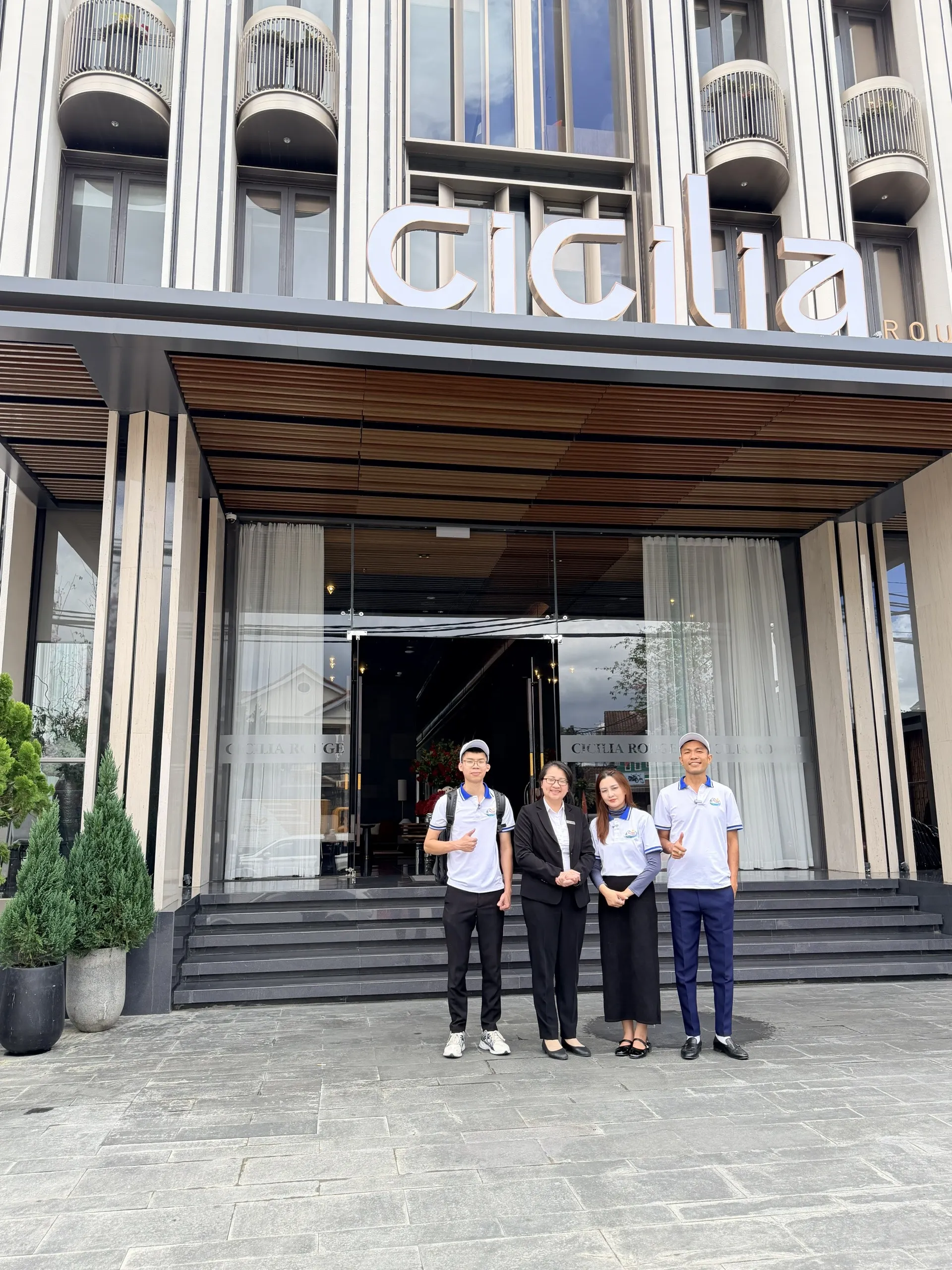 Phạm Hữu Thông cùng đại diện quản lý khách sạn Cicilia
