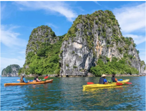 Vịnh Hạ Long nổi bật với những đảo đá vôi trùng điệp giữa mặt biển xanh | Nguồn: Traveloka