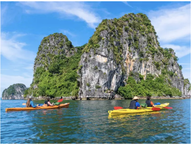 Vịnh Hạ Long nổi bật với những đảo đá vôi trùng điệp giữa mặt biển xanh | Nguồn: Traveloka